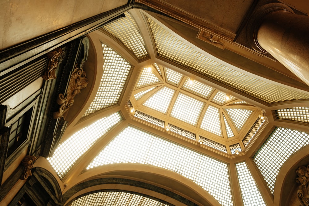 il soffitto di un edificio con una grande finestra