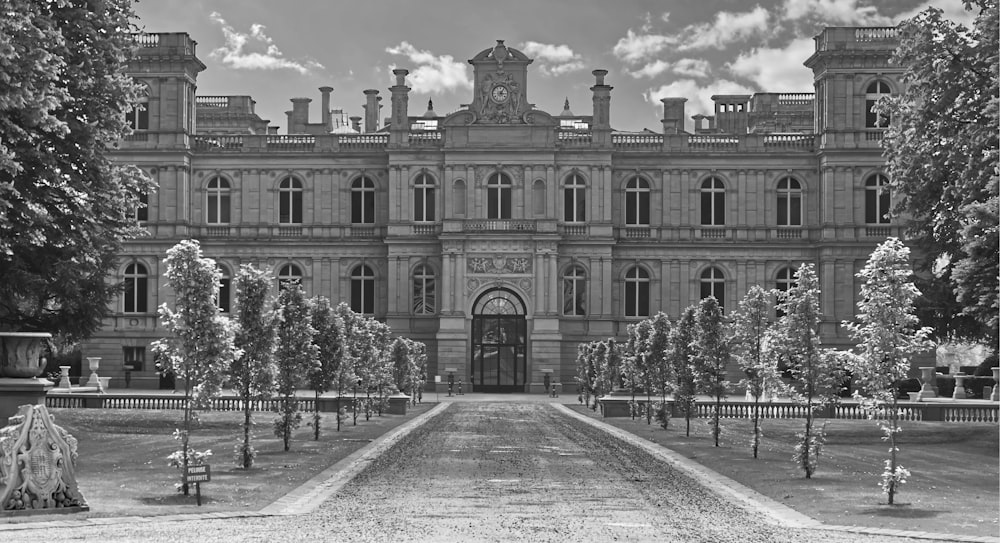 uma foto em preto e branco de um grande edifício