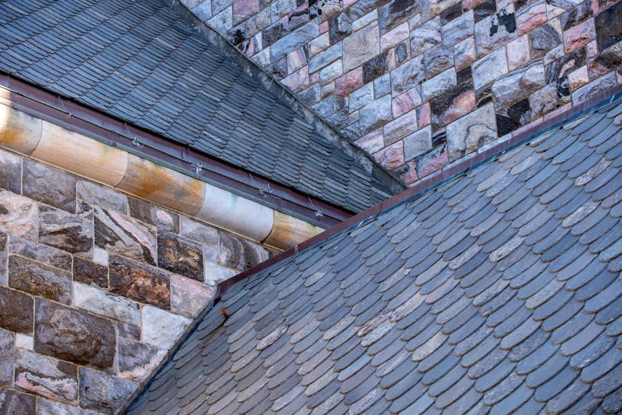 Verwitterte Tonziegel einer Bestandsdeckung in versetzten Reihen.