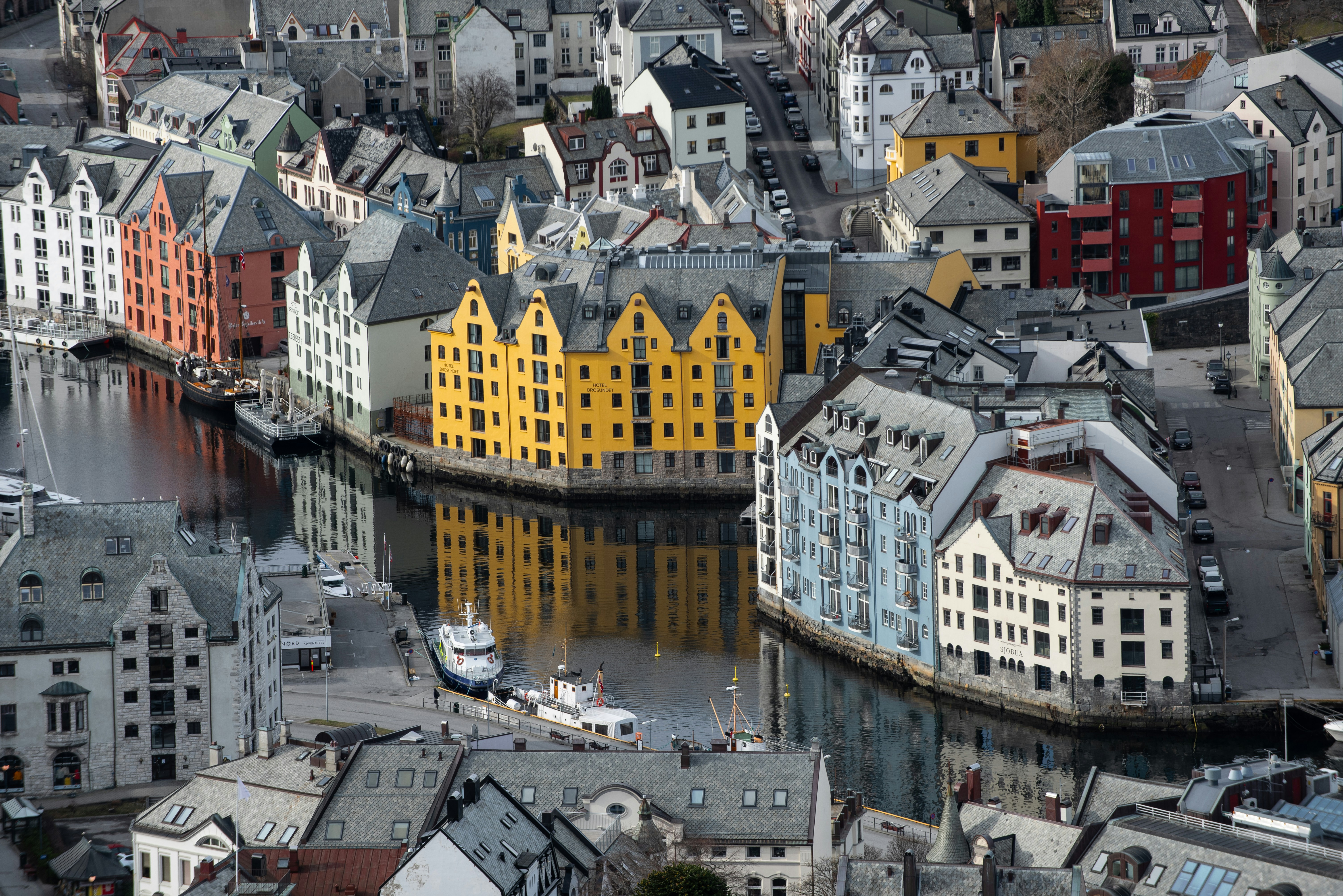 a group of buildings that are next to a body of water