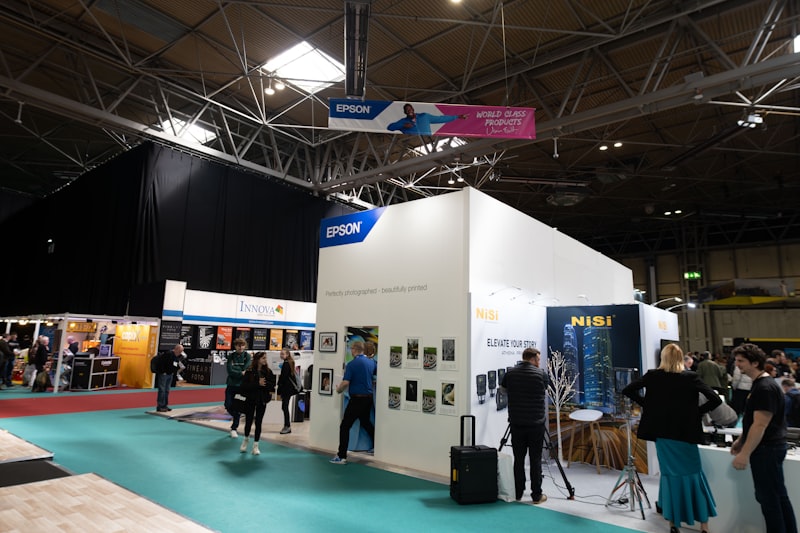 Messegespräch in einer hellen Ausstellungshalle