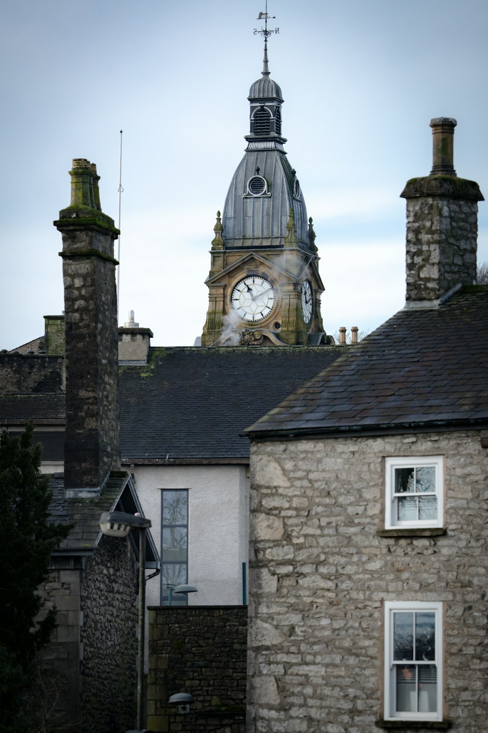 un edificio con un orologio in cima