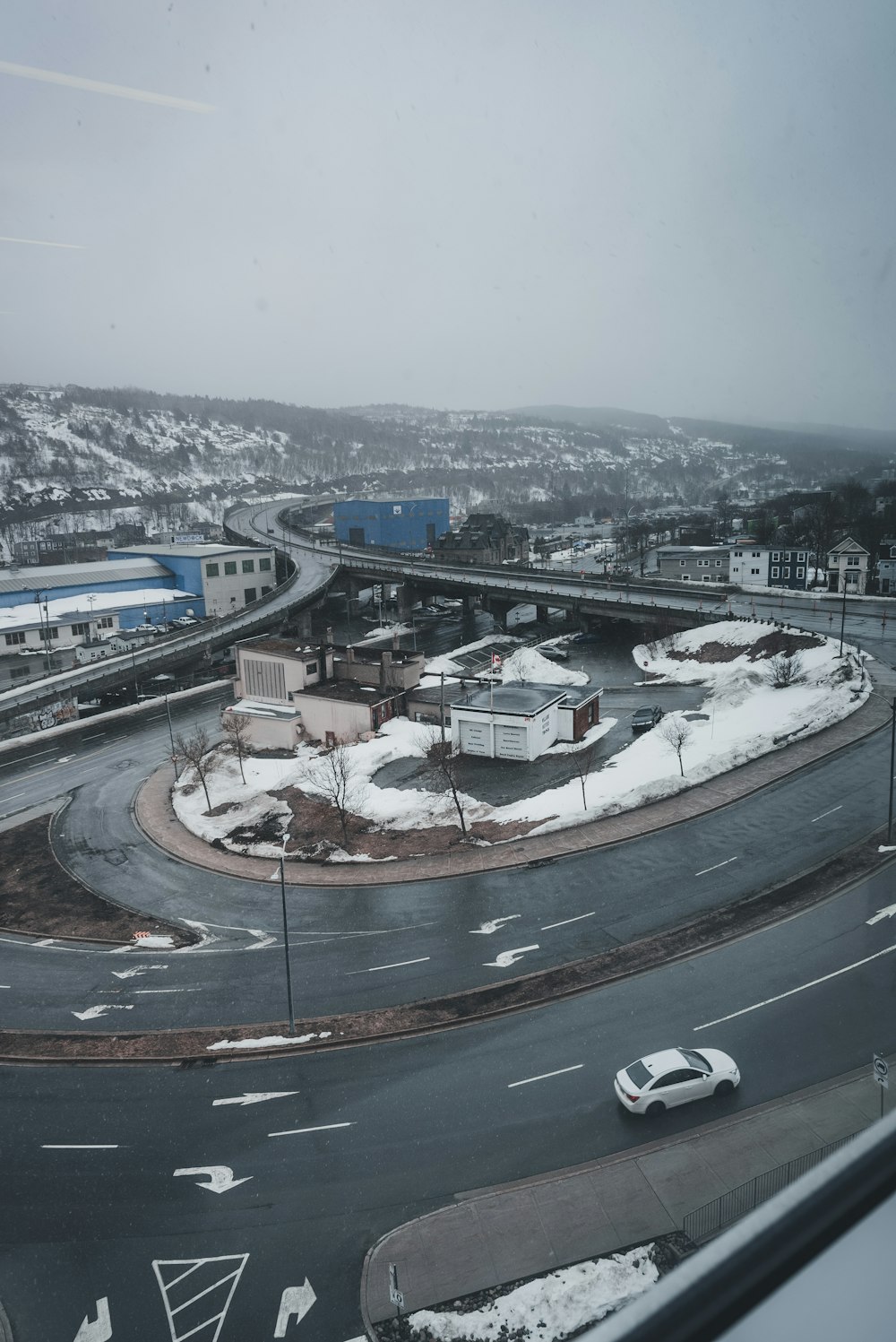 Una vista de una calle y una autopista desde una ventana