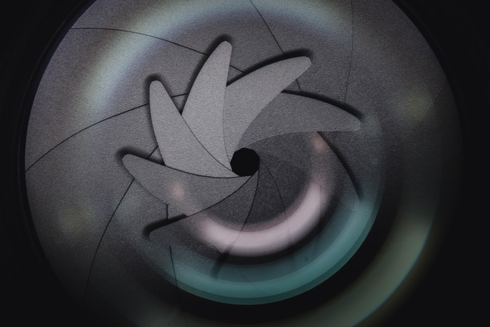 uma imagem de um objeto circular no escuro
