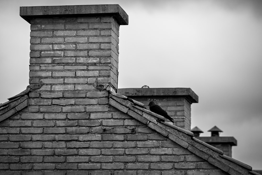 벽돌 굴뚝의 흑백 사진