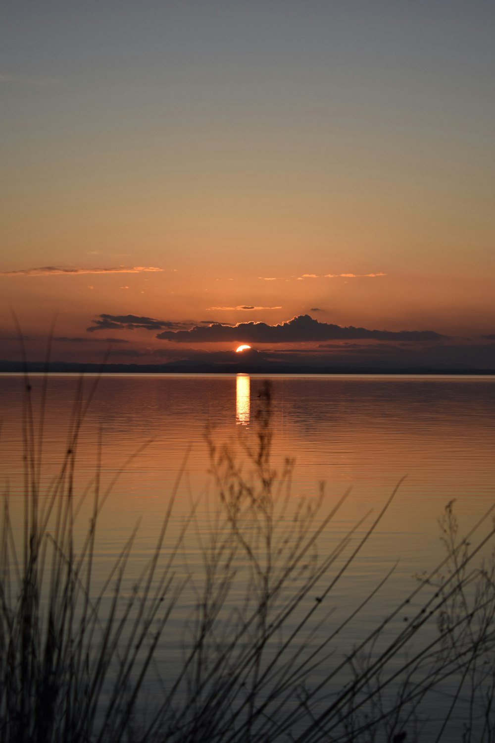 Le soleil se couche sur un lac calme