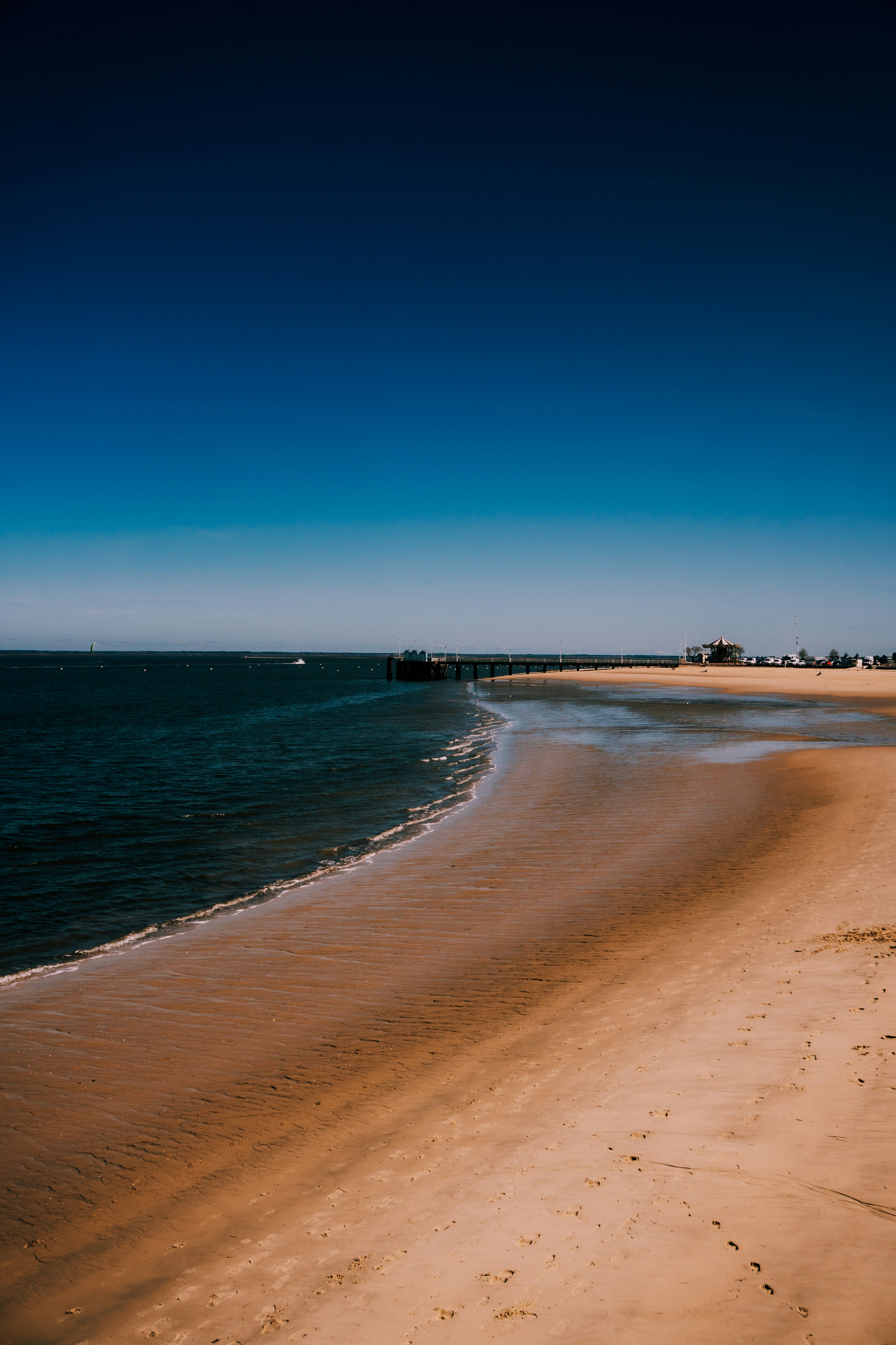Une plage de sable au bord de l’océan sous un ciel bleu