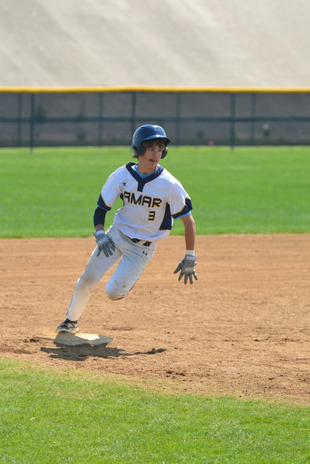 Un jugador de béisbol corriendo en un campo de béisbol