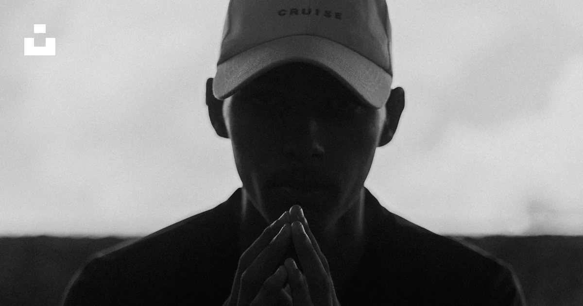 Une Photo En Noir Et Blanc D un Homme En Train De Prier Photo Image une-photo-en-noir-et-blanc-d-un-homme-en-train-de-prier-photo-image