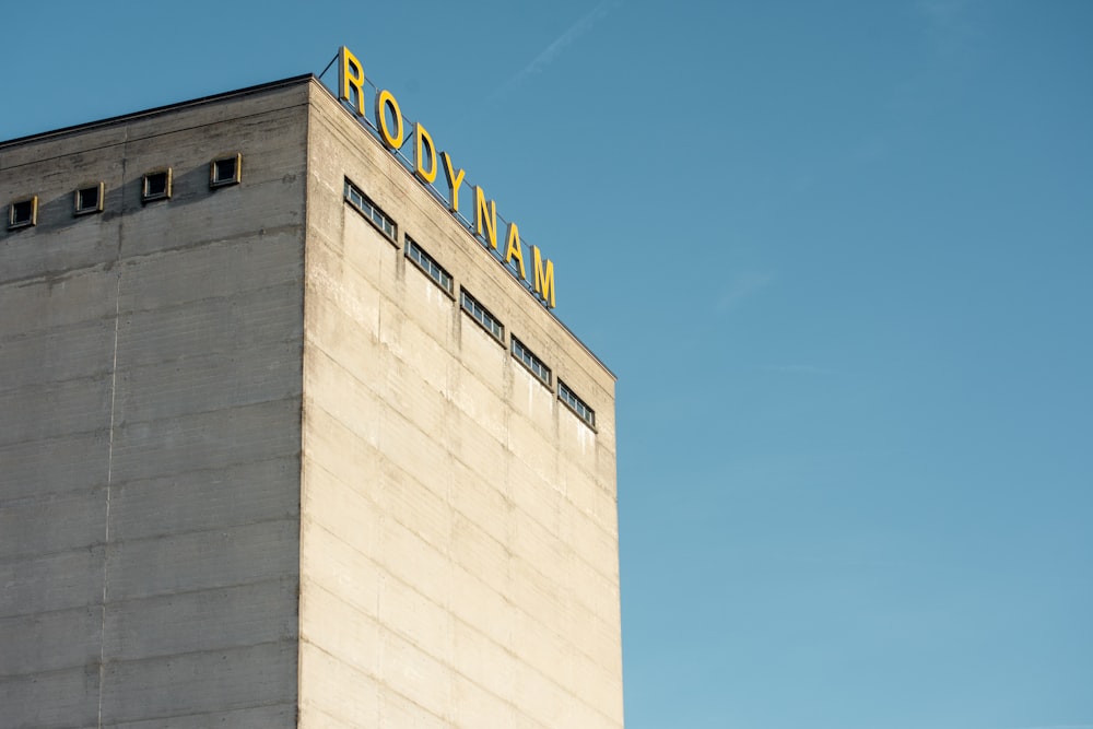 un edificio alto con un cartello in cima