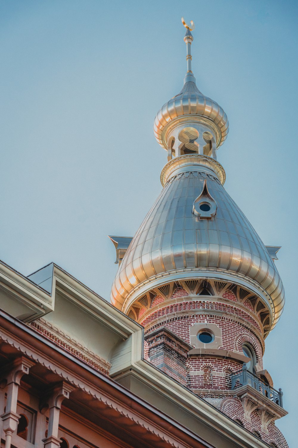 la cima di un edificio con un orologio