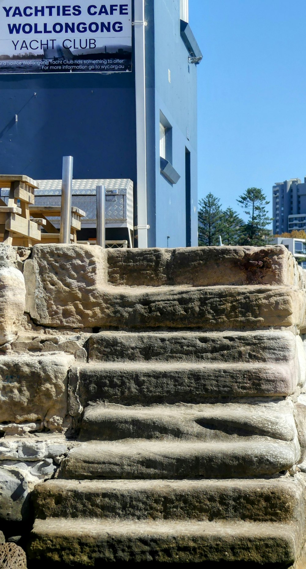 Un montón de escalones de piedra fuera de un edificio