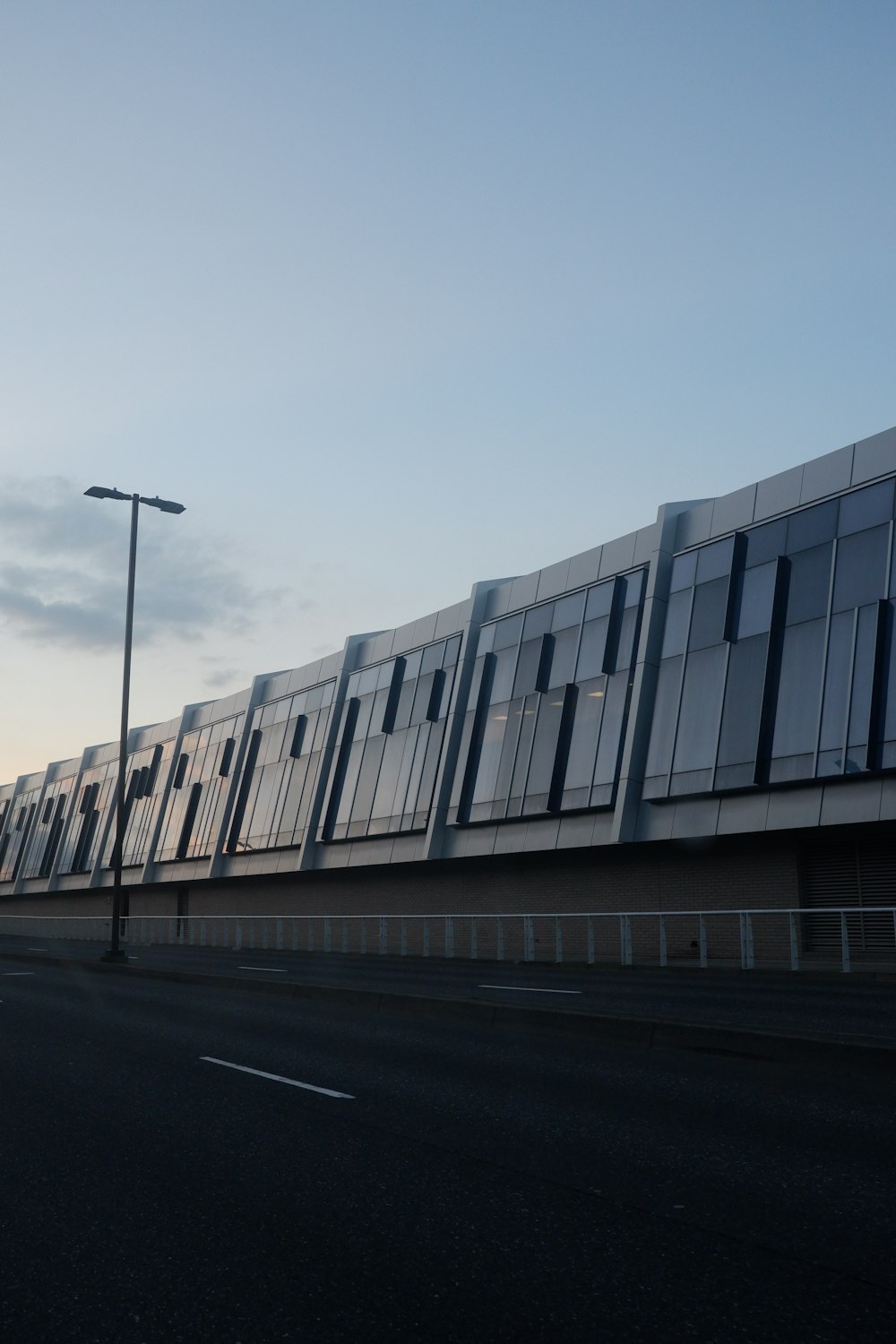 un bâtiment qui se trouve sur le bord d’une route