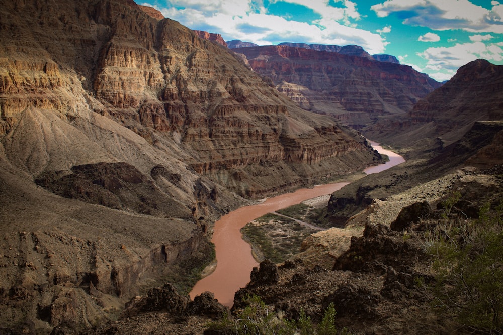 un fiume che scorre attraverso un canyon circondato da montagne