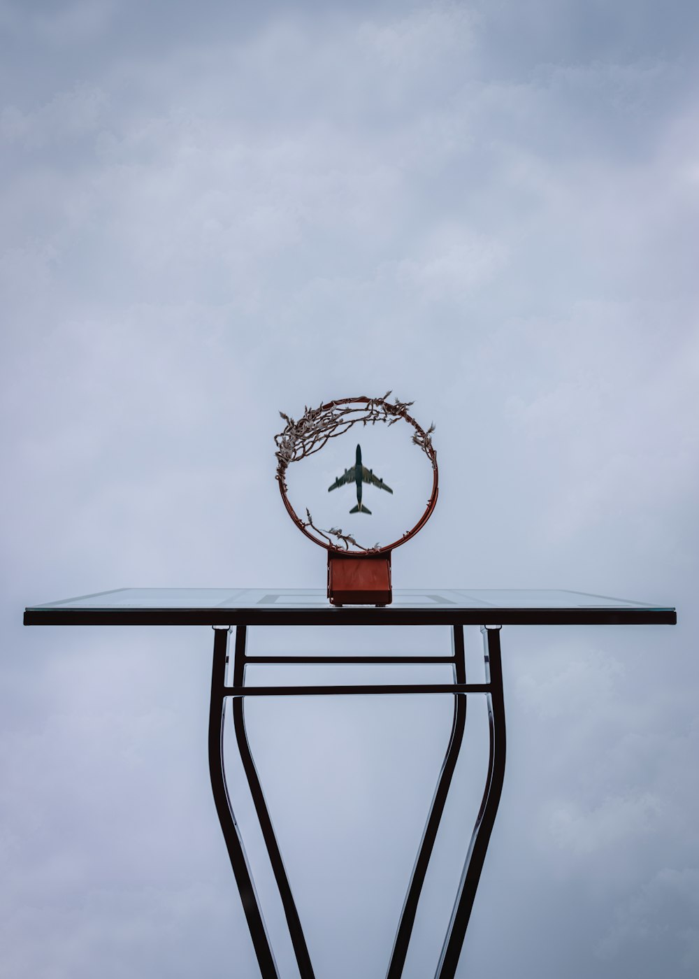 une table en verre surmontée d’une horloge