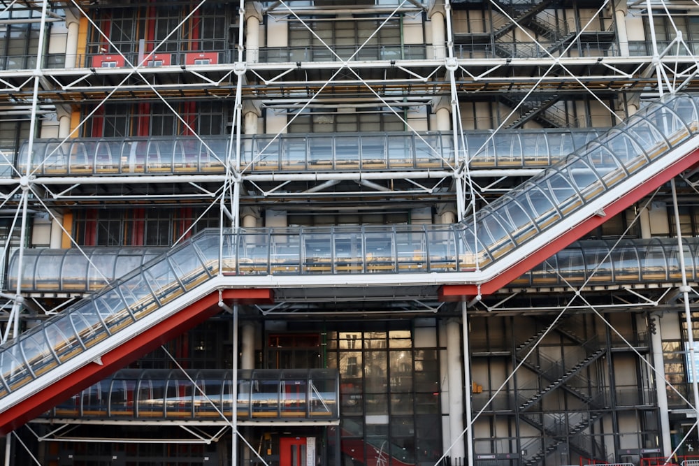 un très grand bâtiment avec un tas d’escaliers