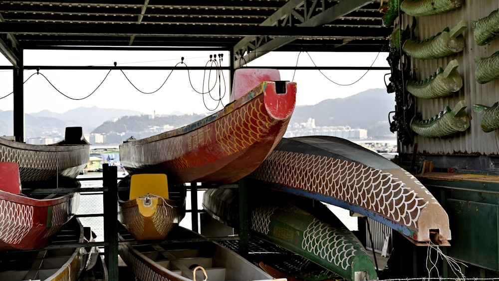 una hilera de canoas sentadas en lo alto de un muelle