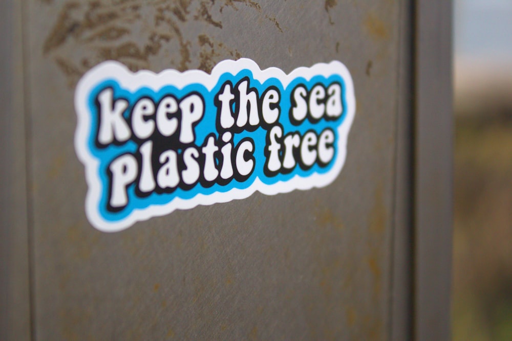 Un autocollant sur le côté d’une poubelle indique Keep the Sea Free (Ne faites pas de plastique dans la mer)