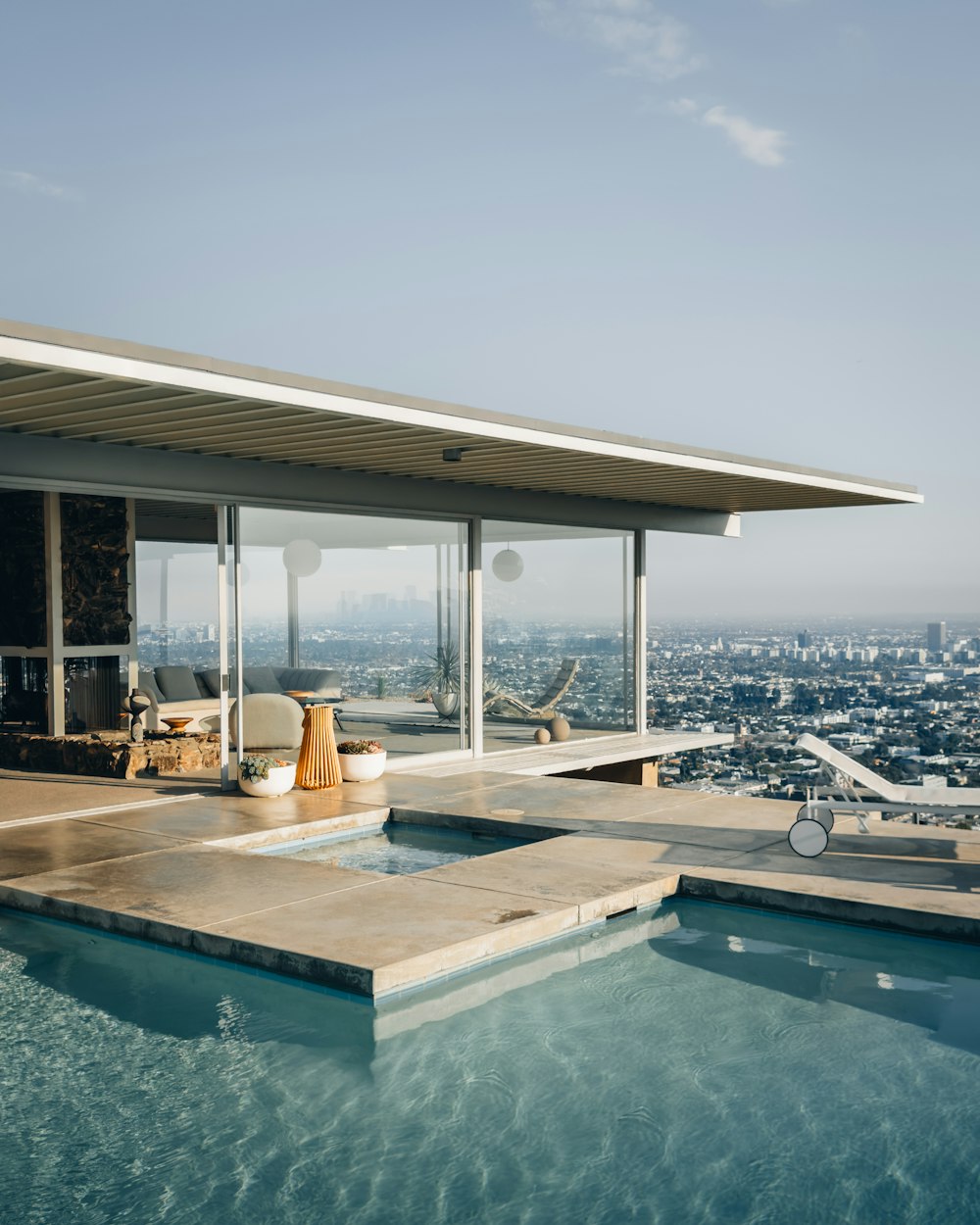 Una piscina con vistas a la ciudad