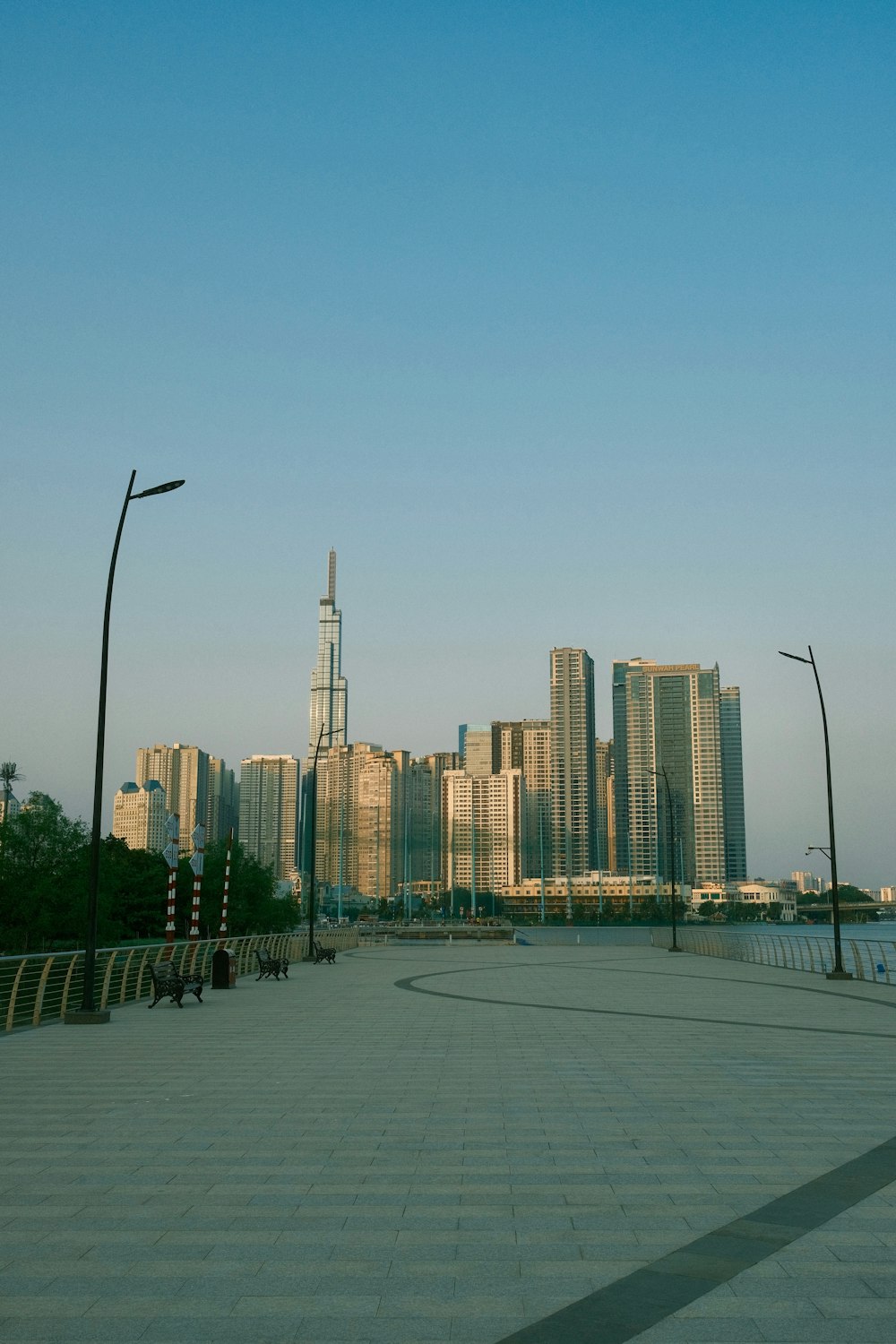 un horizonte de la ciudad con edificios altos en el fondo