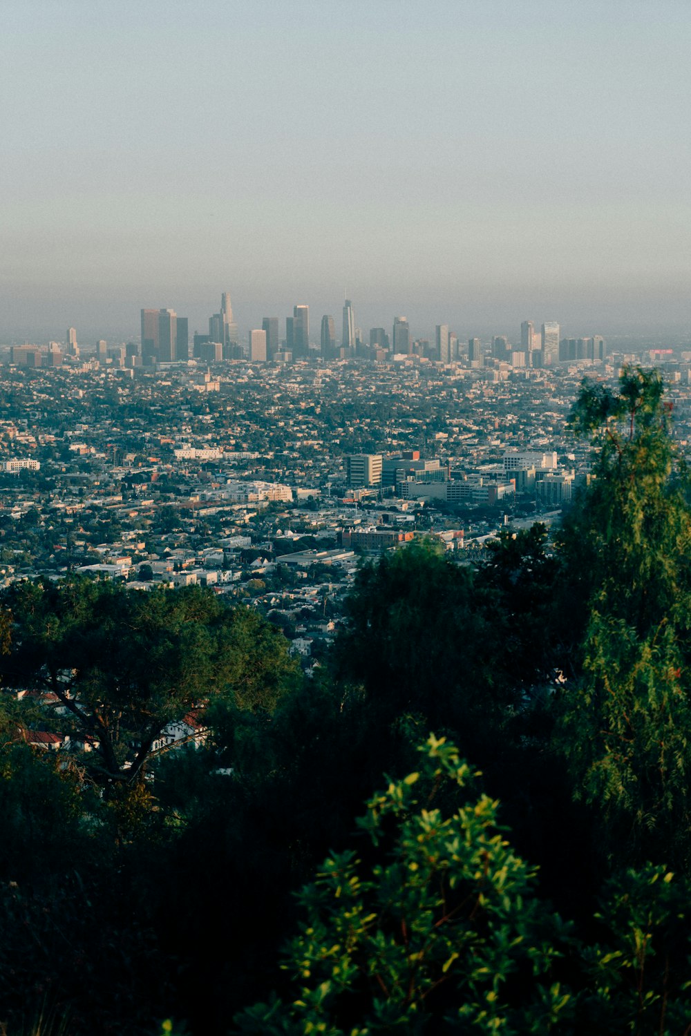 uma vista de uma cidade do topo de uma colina