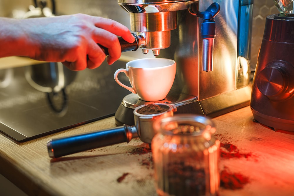 une personne est en train de préparer une tasse de café