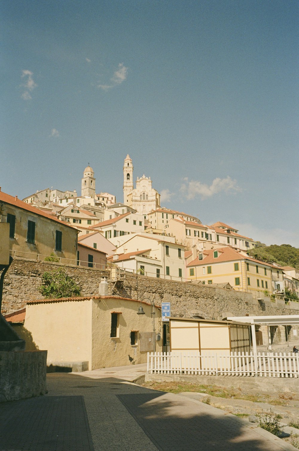 Un pueblo con una torre de reloj en lo alto de una colina