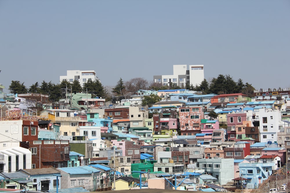 una città con un sacco di case colorate in cima
