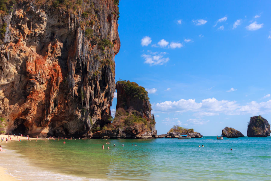 หน้าผาหินปูนและหาดทรายที่พระนาง