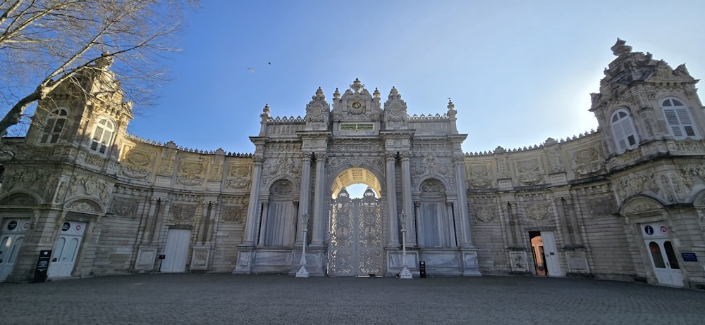 un grande edificio in pietra con una torre dell'orologio in cima