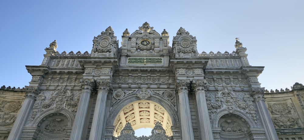 un edificio molto alto con un orologio su un lato