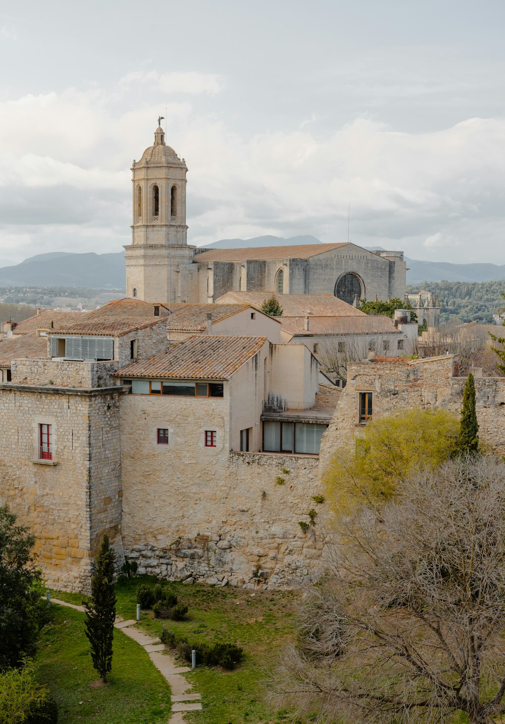 un grand bâtiment surmonté d’une tour de l’horloge