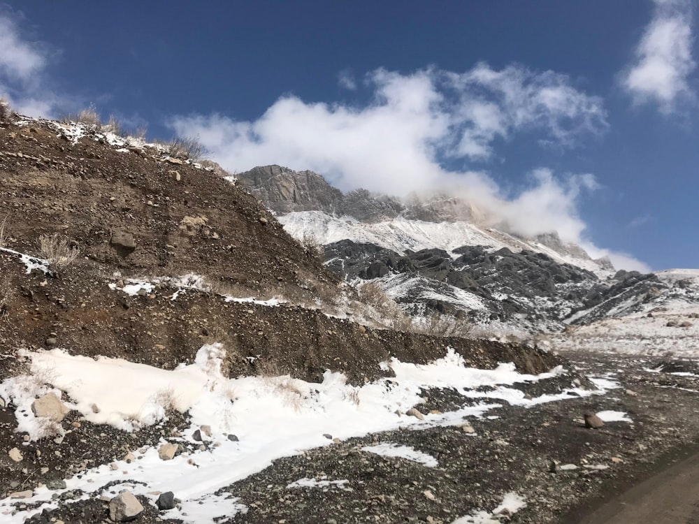 ein schneebedeckter Berg, durch den eine Straße führt