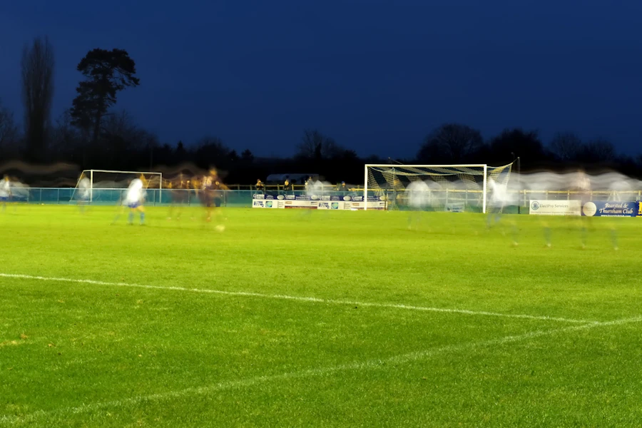 Cancha de fútbol 5 iluminada de noche