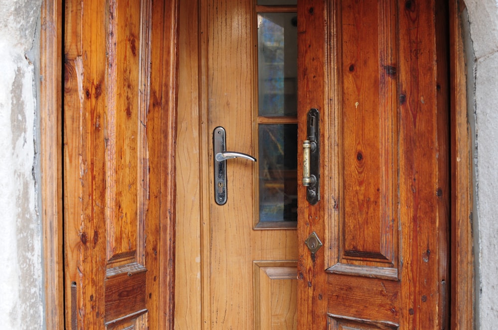 取っ手付きの木製のドアのクローズアップ
