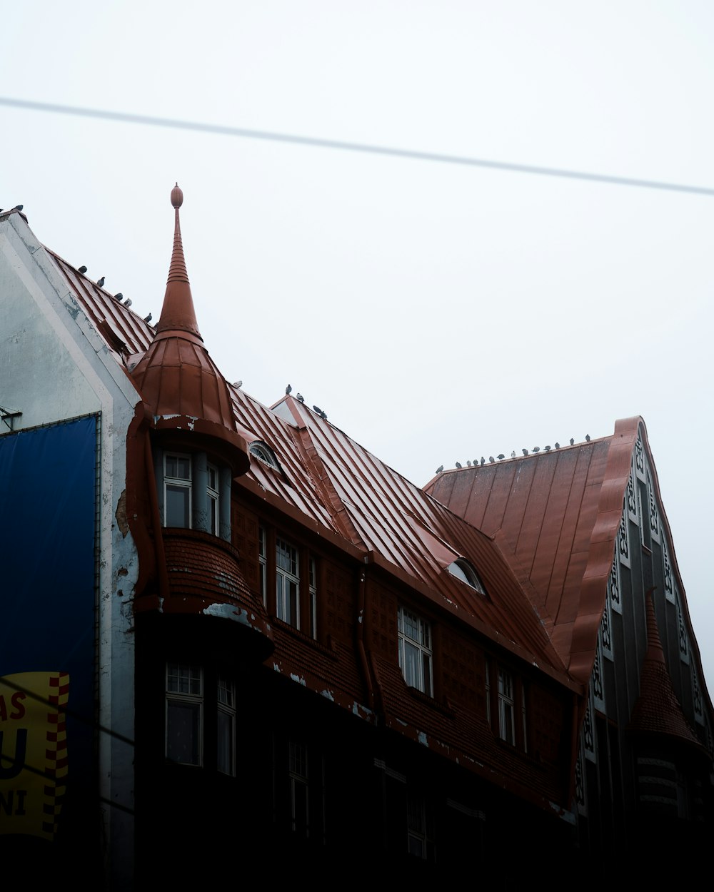 um edifício com um telhado vermelho e uma torre do relógio