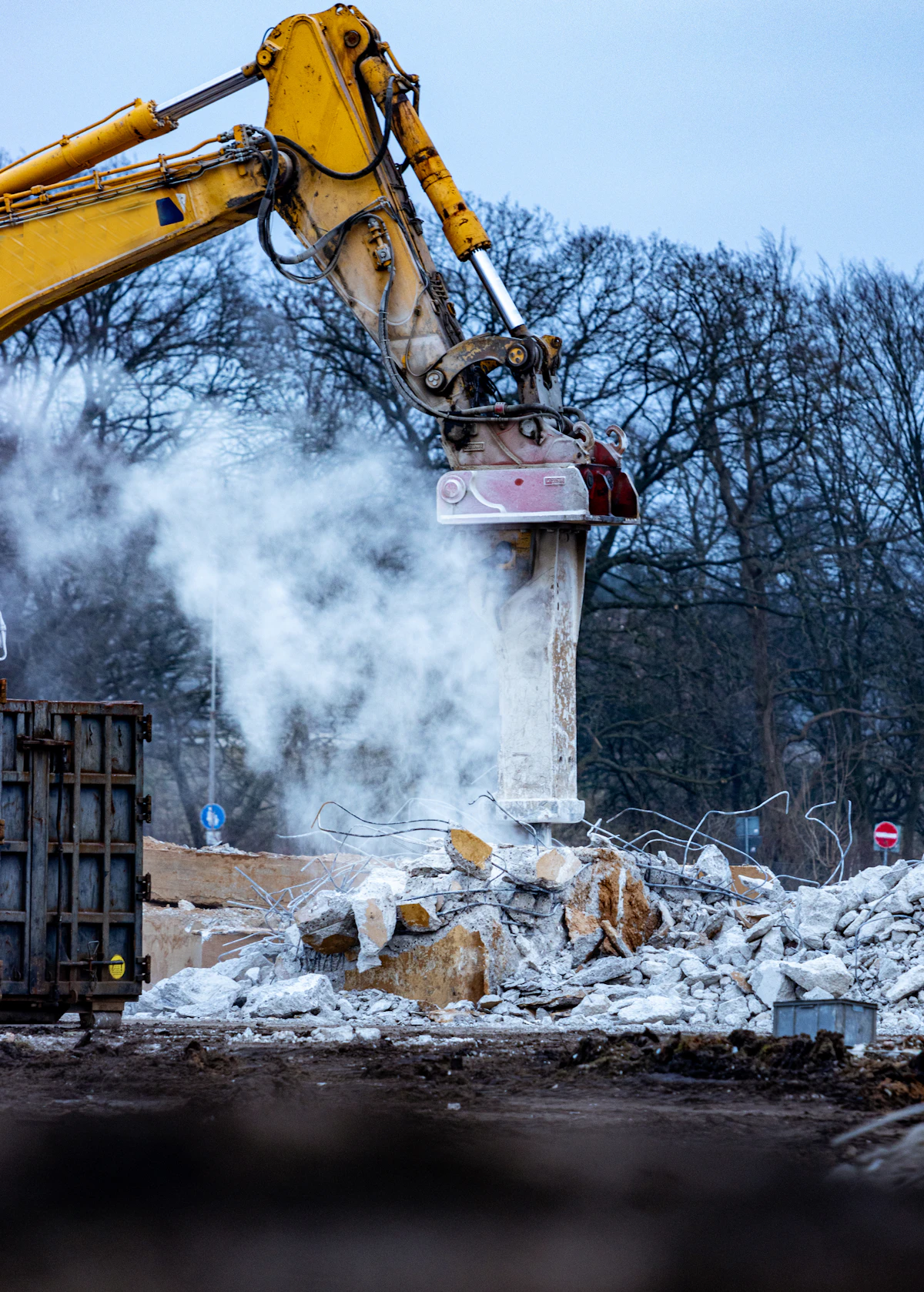Baustelle mit Kran und Abbruchmaterial