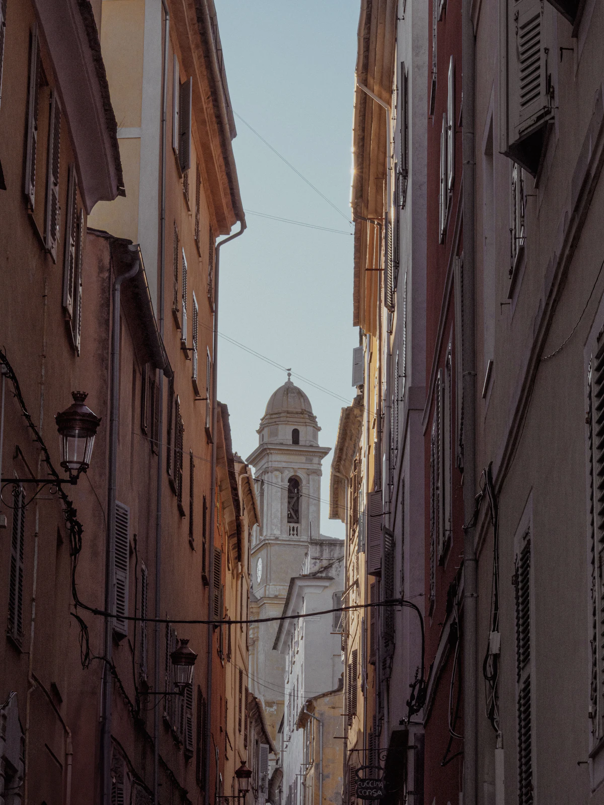 Le clocher de l'église Saint-Jean-Baptiste au bout d'une ruelle de la vieille ville de Bastia