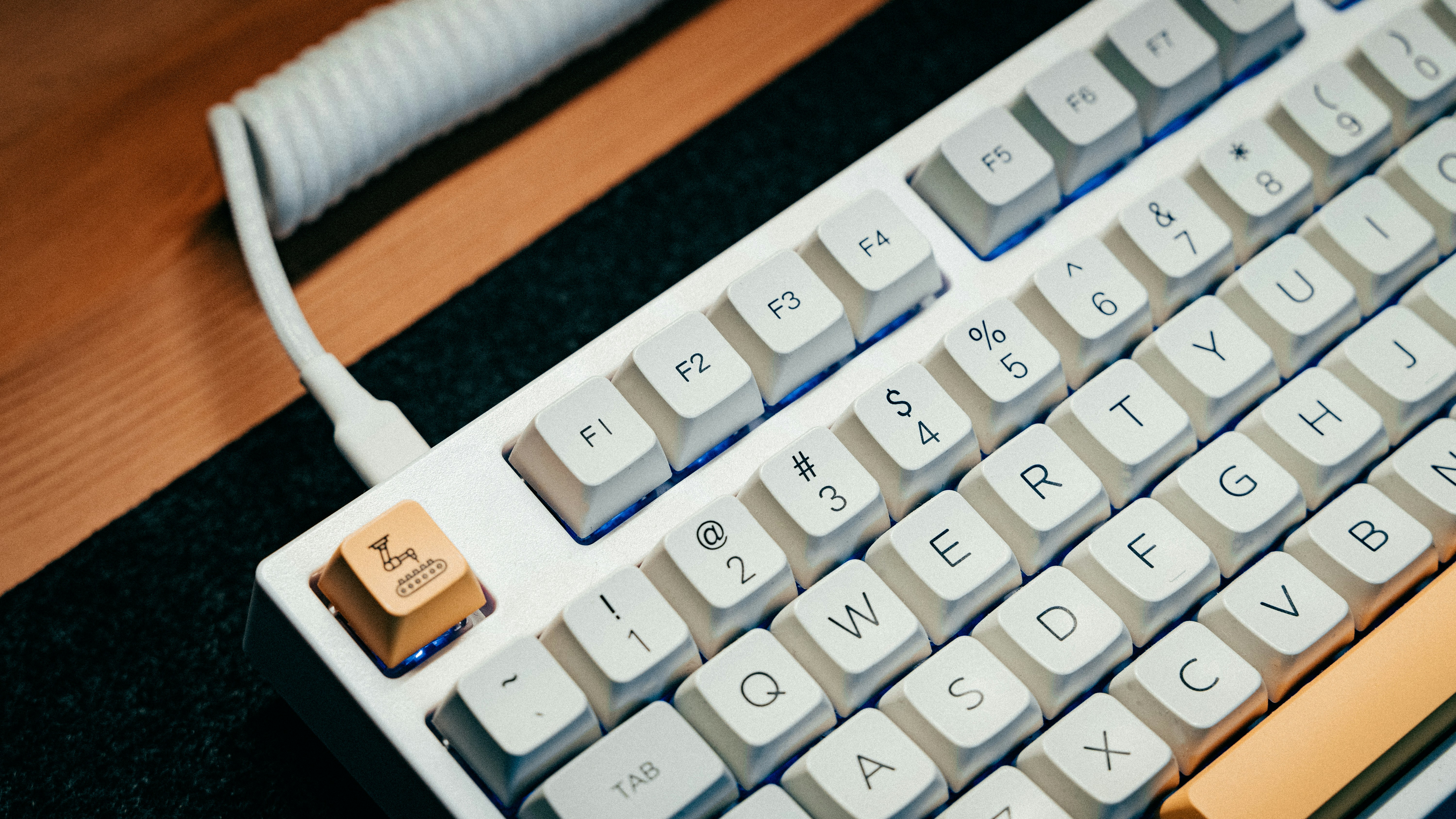 テーブルの上のキーボードのクローズアップ