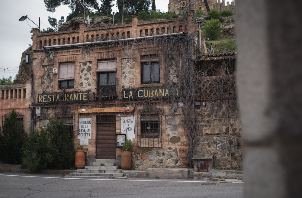 un vecchio edificio con viti che crescono sul lato