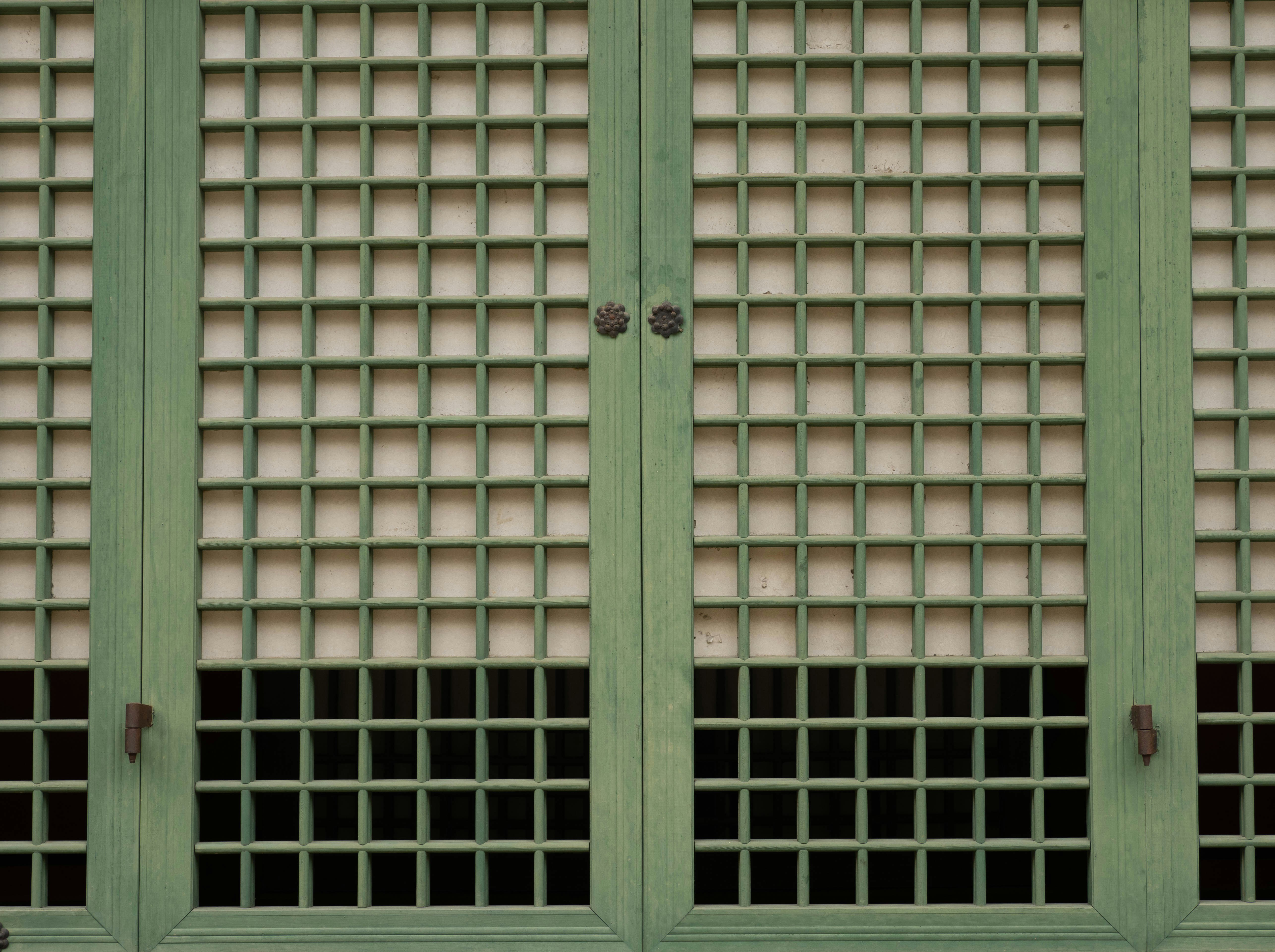 gray computer monitor