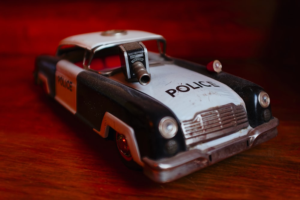 Ein Spielzeug-Polizeiauto, das auf einem Holztisch steht