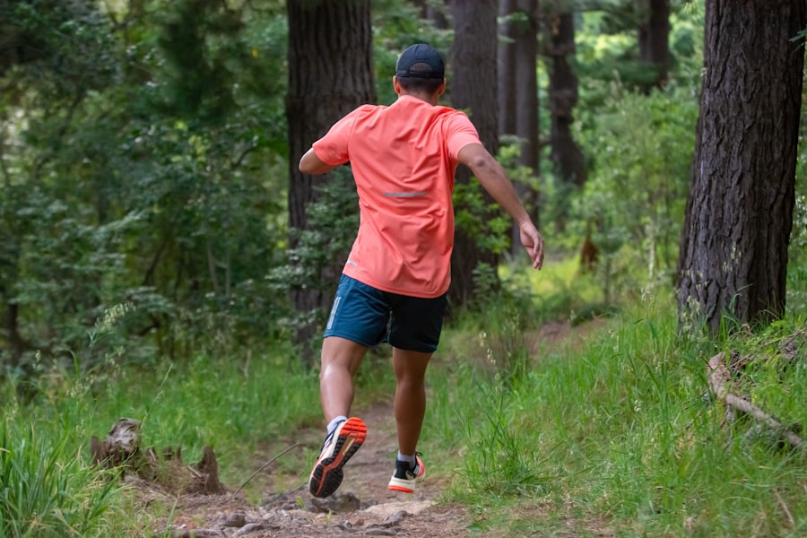 Pelari trail running gunung melintasi jalur hutan