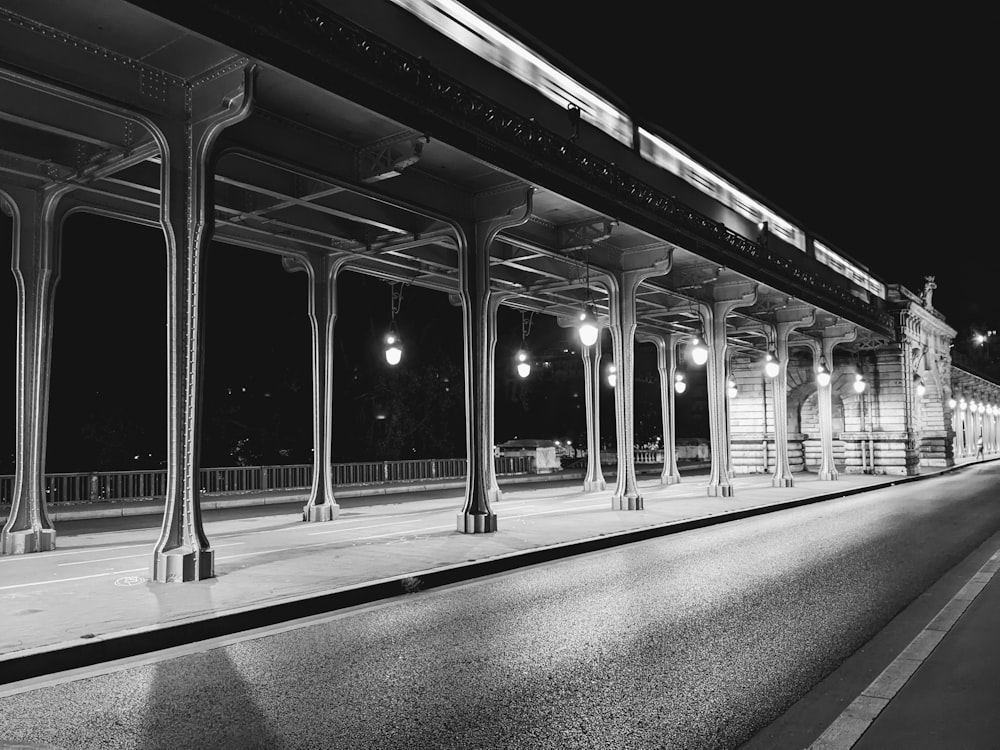 una foto in bianco e nero di un treno di notte
