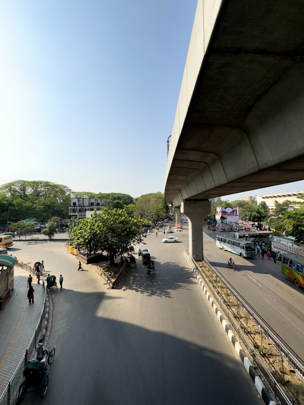 Blick auf eine Stadtstraße mit einer Brücke im Hintergrund