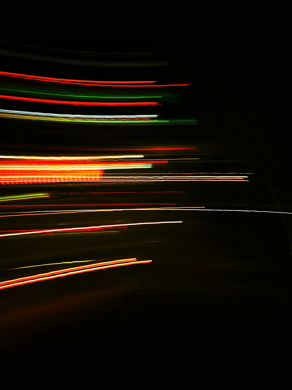 une photo floue d’un lampadaire la nuit