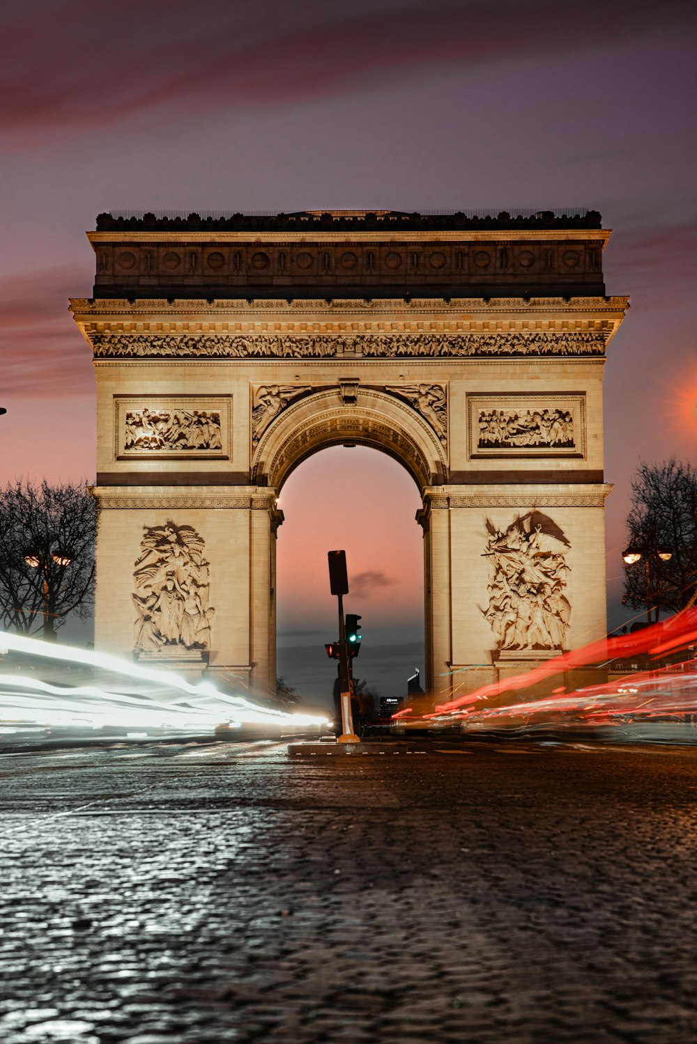 the arc of triumph is lit up at night