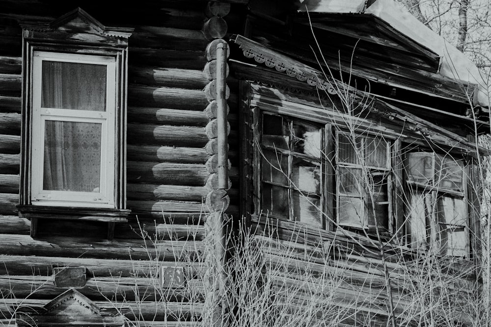 ein Schwarz-Weiß-Foto eines alten Blockhauses