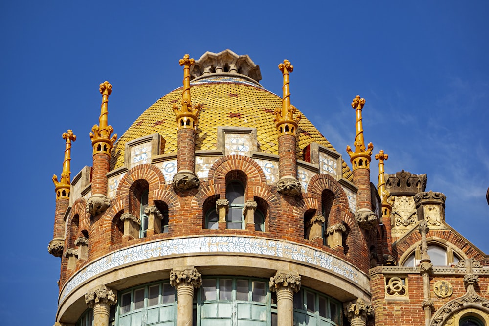 ein großes Gebäude mit einer goldenen Kuppel darauf