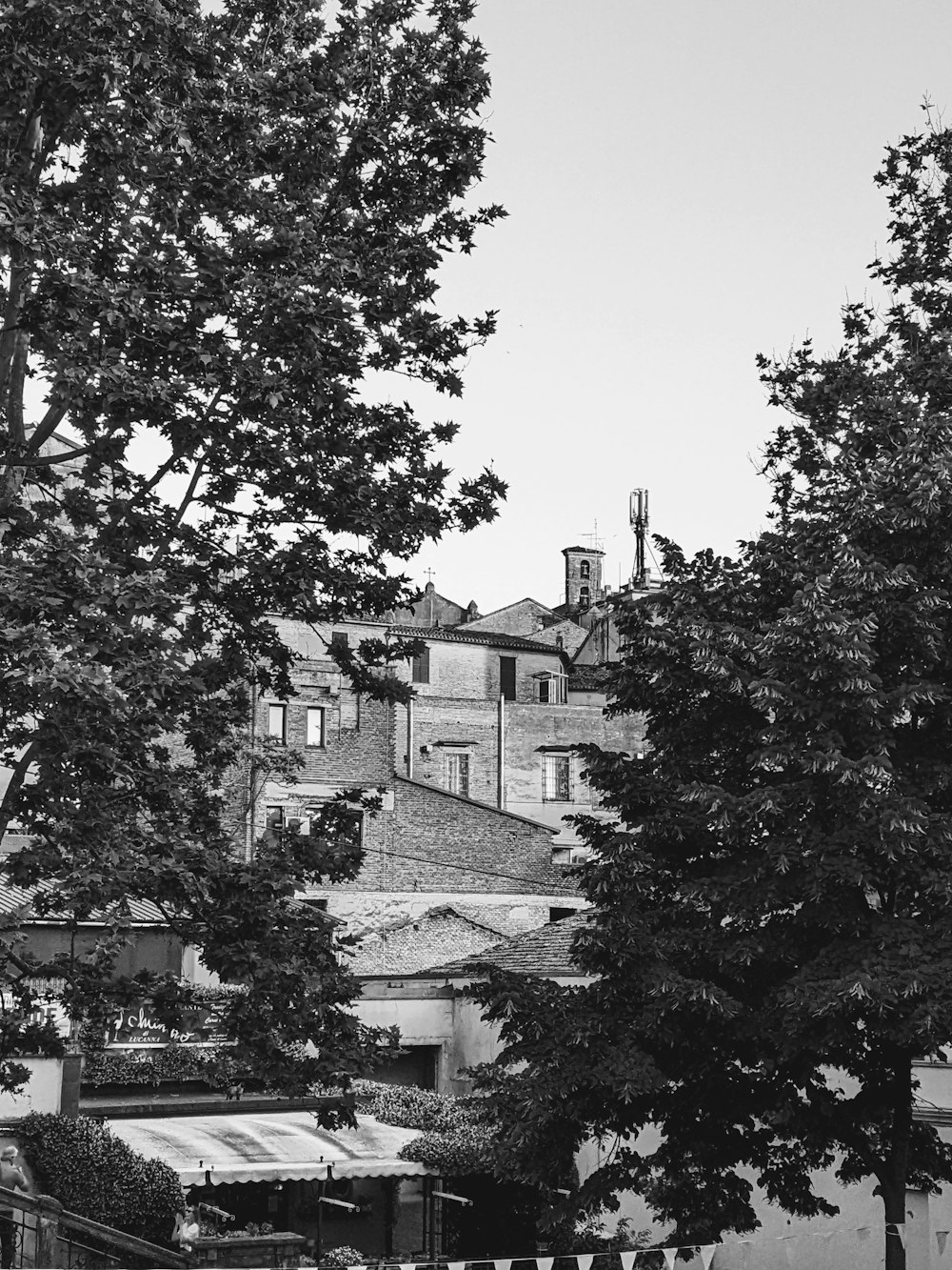 uma foto em preto e branco de uma rua da cidade
